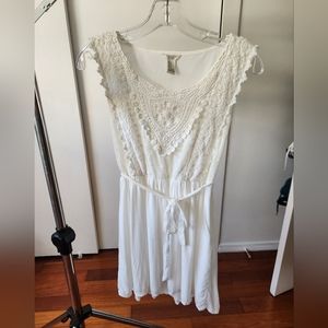 Women's white lace sleeveless dress